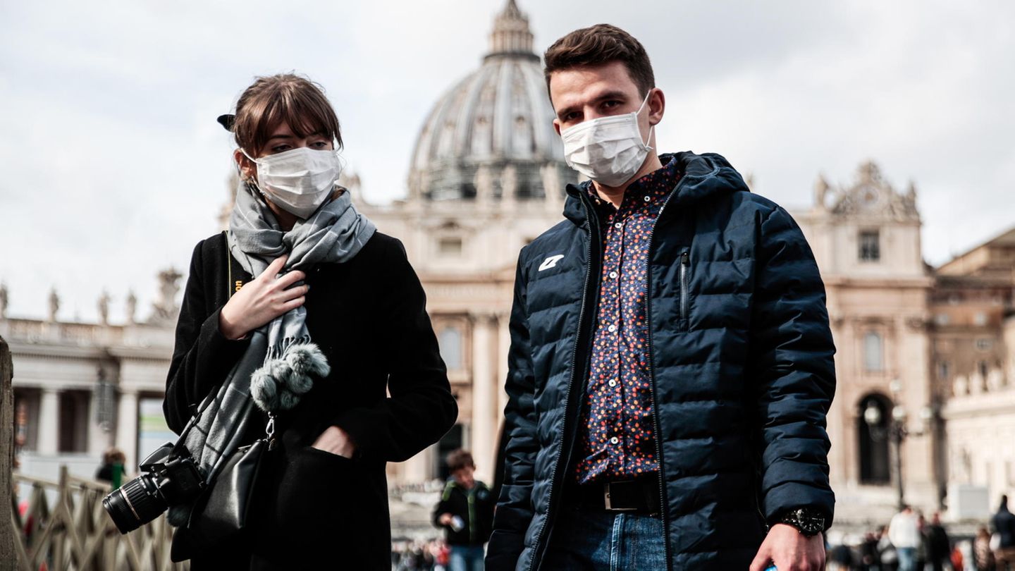 Auch in Rom tragen immer mehr Touristen und Einheimische Atemschutzmasken – wie hier auf dem Petersplatz