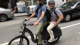In den USA sind zwei Personen auf einem Rad erlaubt. Die EU duldet nur Kinder als Passagier.