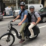 In den USA sind zwei Personen auf einem Rad erlaubt. Die EU duldet nur Kinder als Passagier.