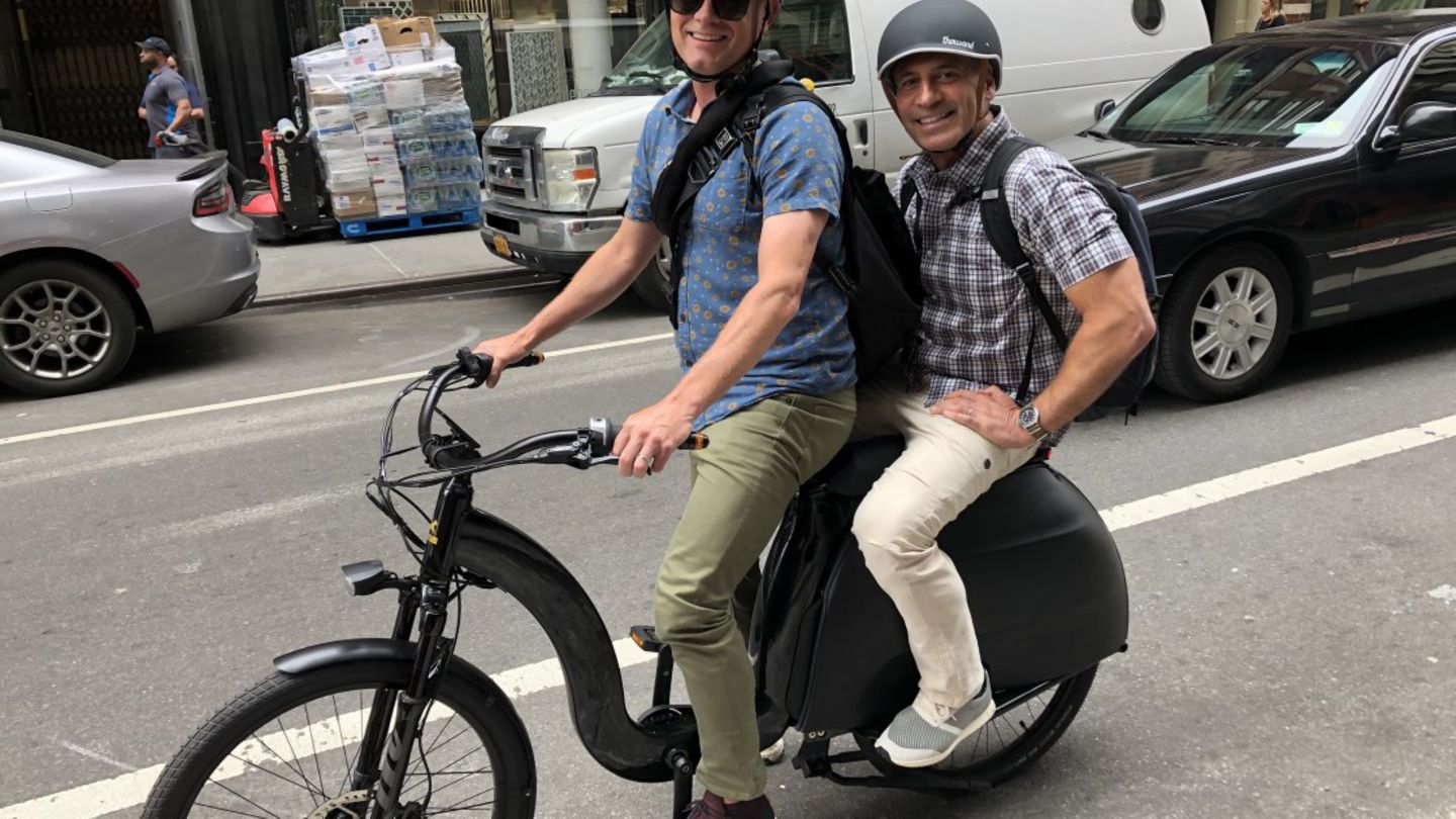 In den USA sind zwei Personen auf einem Rad erlaubt. Die EU duldet nur Kinder als Passagier.