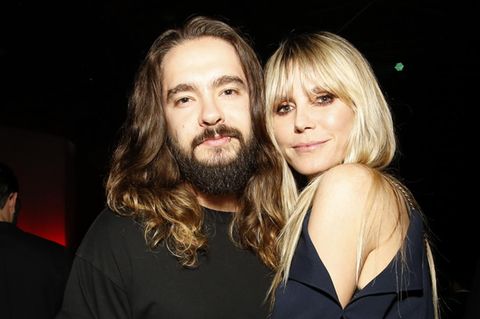 Tom Kaulitz - ein junger Mann mit Vollbart und langen braunen Haaren - und Heidi Klum - eine blonde Frau im schulterfreien Kleid