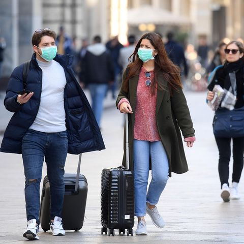 Coronavirus: Touristen mit Mundschutz in Mailand