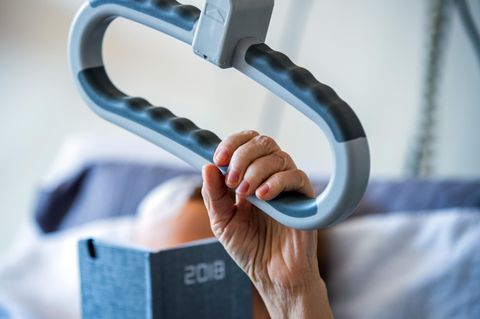 Eine Patientin liegt in einem Pflegebett im Palliativ-Zentrum in der Helios Klinik in Schwerin