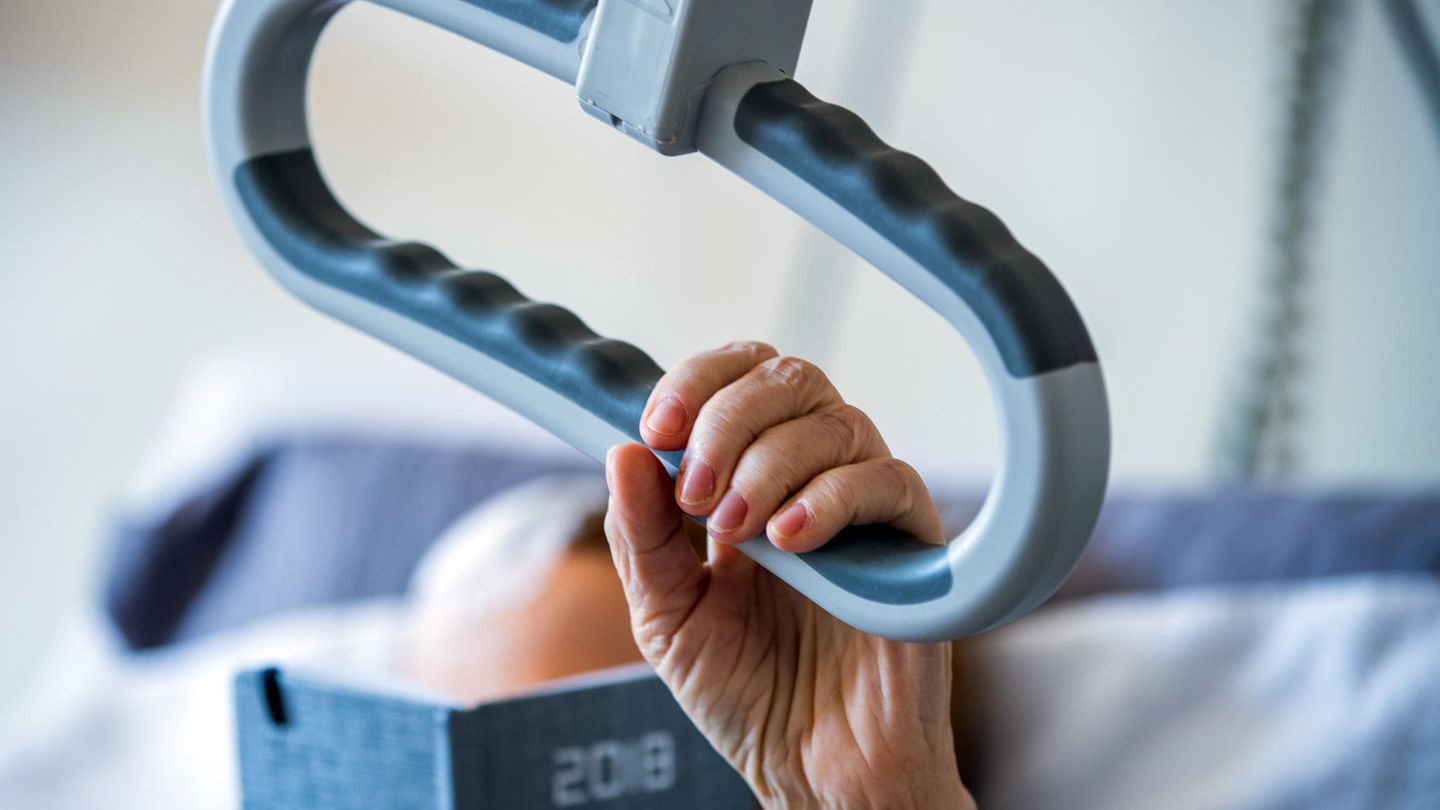 Eine Patientin liegt in einem Pflegebett im Palliativ-Zentrum in der Helios Klinik in Schwerin