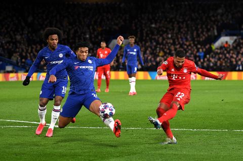 sport kompakt: Bedrängt von Reece James schießt Serge Gnabry aufs Tor des FC Chelsea