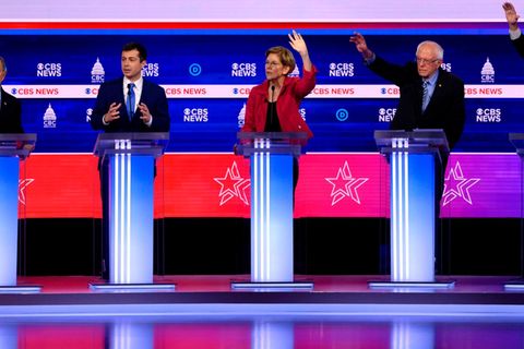 Die US-Demokraten Michael Bloomberg, Pete Buttigieg, Elizabeth Warren und Joe Biden diskutieren mit Bernie Sanders (2.v.r.)