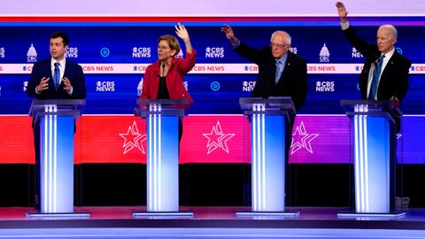 Die US-Demokraten Michael Bloomberg, Pete Buttigieg, Elizabeth Warren und Joe Biden diskutieren mit Bernie Sanders (2.v.r.)
