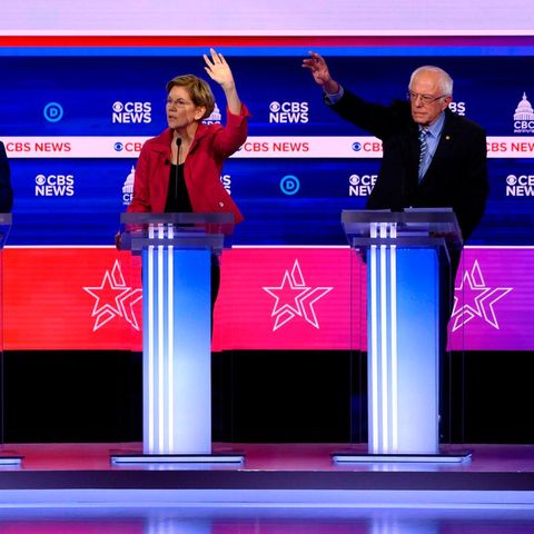 Die US-Demokraten Michael Bloomberg, Pete Buttigieg, Elizabeth Warren und Joe Biden diskutieren mit Bernie Sanders (2.v.r.)