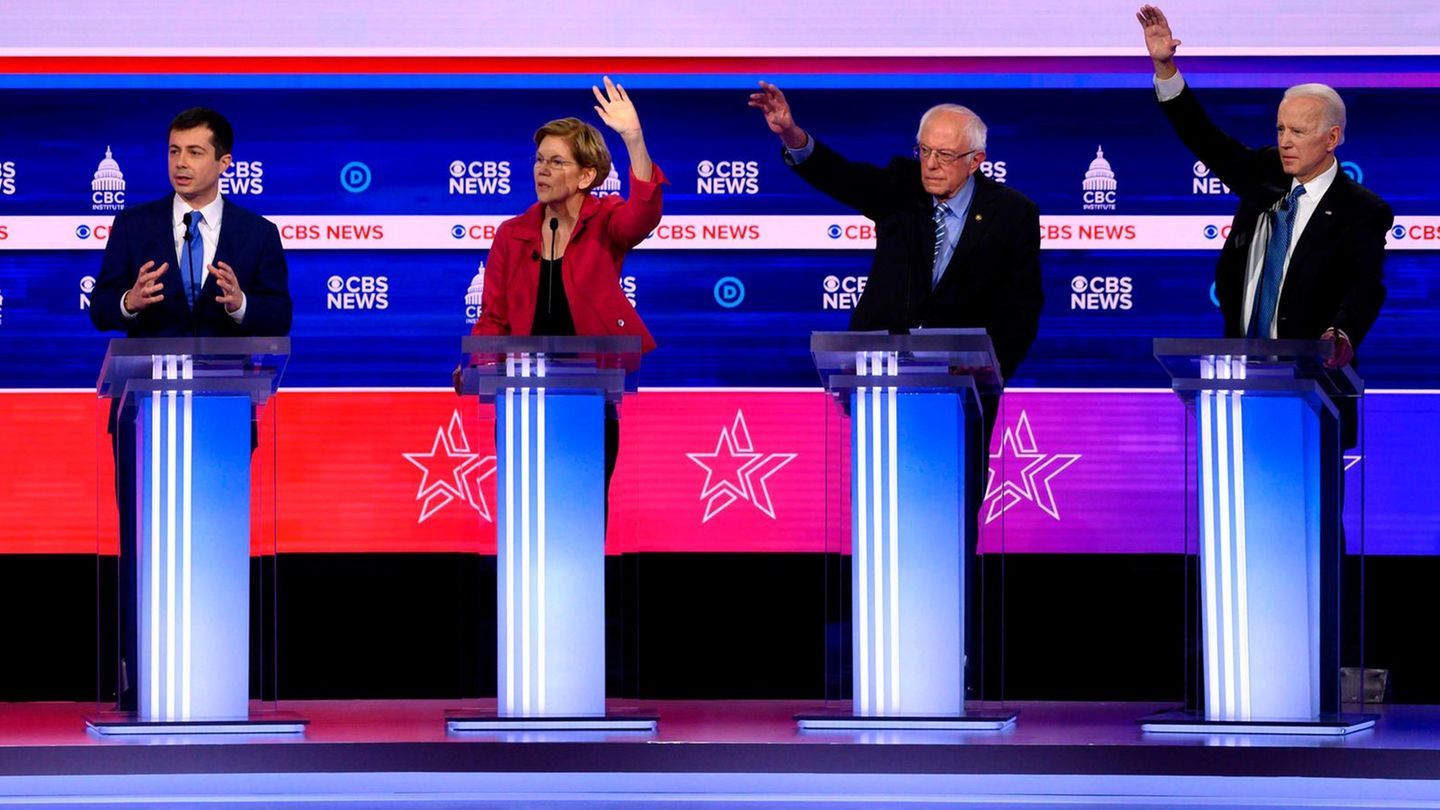 Die US-Demokraten Michael Bloomberg, Pete Buttigieg, Elizabeth Warren und Joe Biden diskutieren mit Bernie Sanders (2.v.r.)