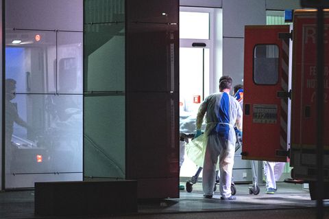 Mitarbeiter der Uniklinik in Düsseldorf nehmen den ersten Coronavirus-Infizierten in Nordrhein-Westfalen in Empfang