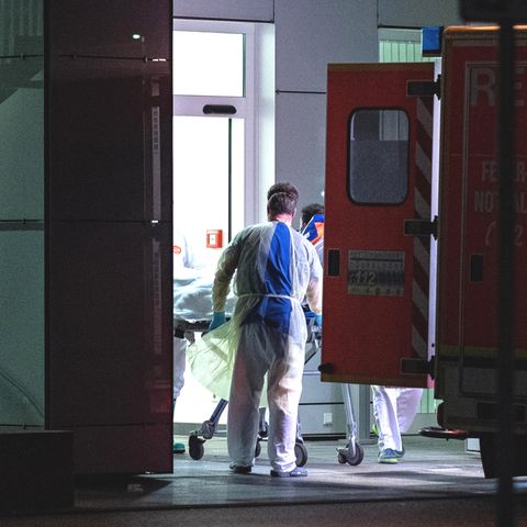 Mitarbeiter der Uniklinik in Düsseldorf nehmen den ersten Coronavirus-Infizierten in Nordrhein-Westfalen in Empfang