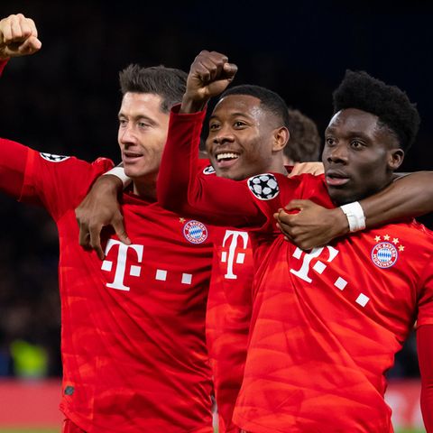 Champions League: Bayern-Spieler Robert Lewandowski, David Alaba und Alphonso Davies jubeln über das Tor zum 3:0