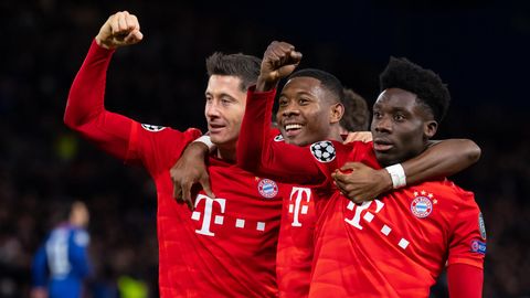 Champions League: Bayern-Spieler Robert Lewandowski, David Alaba und Alphonso Davies jubeln über das Tor zum 3:0