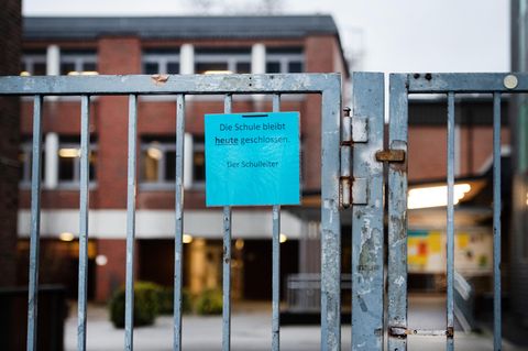 Heinsberg: Ein Hinweis "Die Schule bleibt heute geschlossen" hängt am Eingang eines Gymnasiums