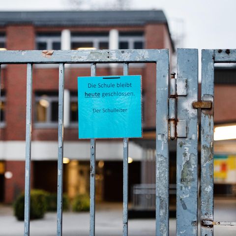 Heinsberg: Ein Hinweis "Die Schule bleibt heute geschlossen" hängt am Eingang eines Gymnasiums