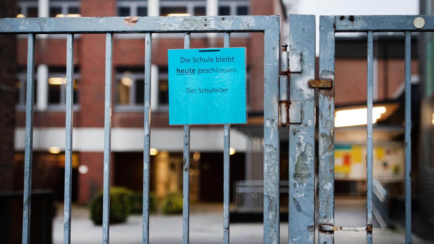 Heinsberg: Ein Hinweis "Die Schule bleibt heute geschlossen" hängt am Eingang eines Gymnasiums