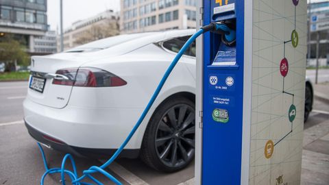 Ein Tesla-Fahrzeug steht an einer Strom-Tanksäule