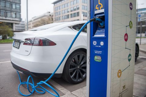 Ein Tesla-Fahrzeug steht an einer Strom-Tanksäule