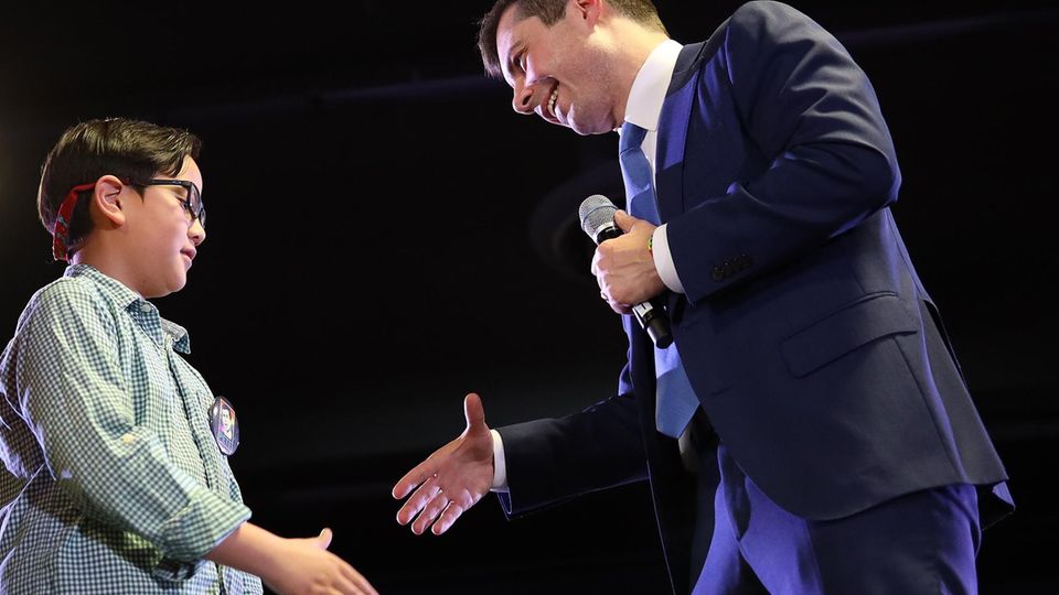 Pete Buttigieg schüttelt die Hand von dem neunjährigen Zachary Ro bei einem Wahlkampfauftritt in Denver.
