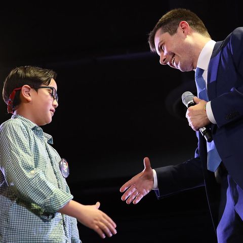 Pete Buttigieg schüttelt die Hand von dem neunjährigen Zachary Ro bei einem Wahlkampfauftritt in Denver.