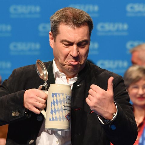 Markus Söder mit Krug auf der Aschermittwoch-Bühne