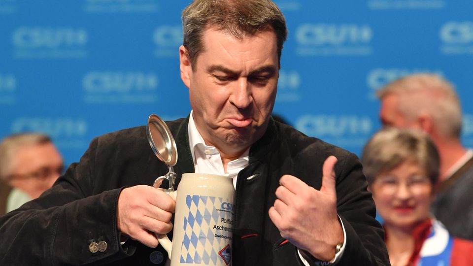 Markus Söder mit Krug auf der Aschermittwoch-Bühne