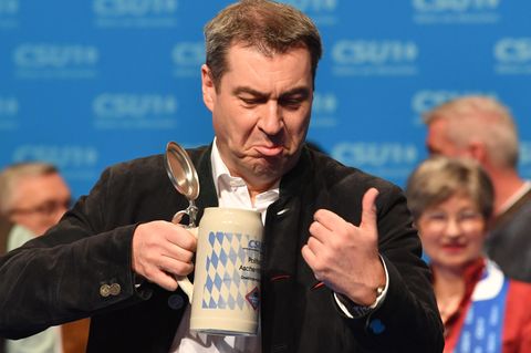 Markus Söder mit Krug auf der Aschermittwoch-Bühne