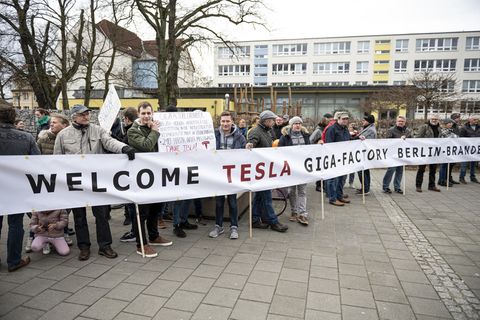 Elektro-Pionier: Tesla baut in Brandenburg: Was macht die neue Fabrik mit den Menschen vor Ort – jetzt schon?