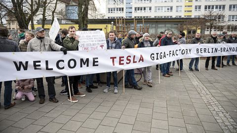 Elektro-Pionier: Tesla baut in Brandenburg: Was macht die neue Fabrik mit den Menschen vor Ort – jetzt schon?