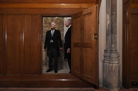 Lindsay Hoyle (l.), Sprecher im britischen Unterhaus, wird der wiederentdeckte Geheimgang gezeigt