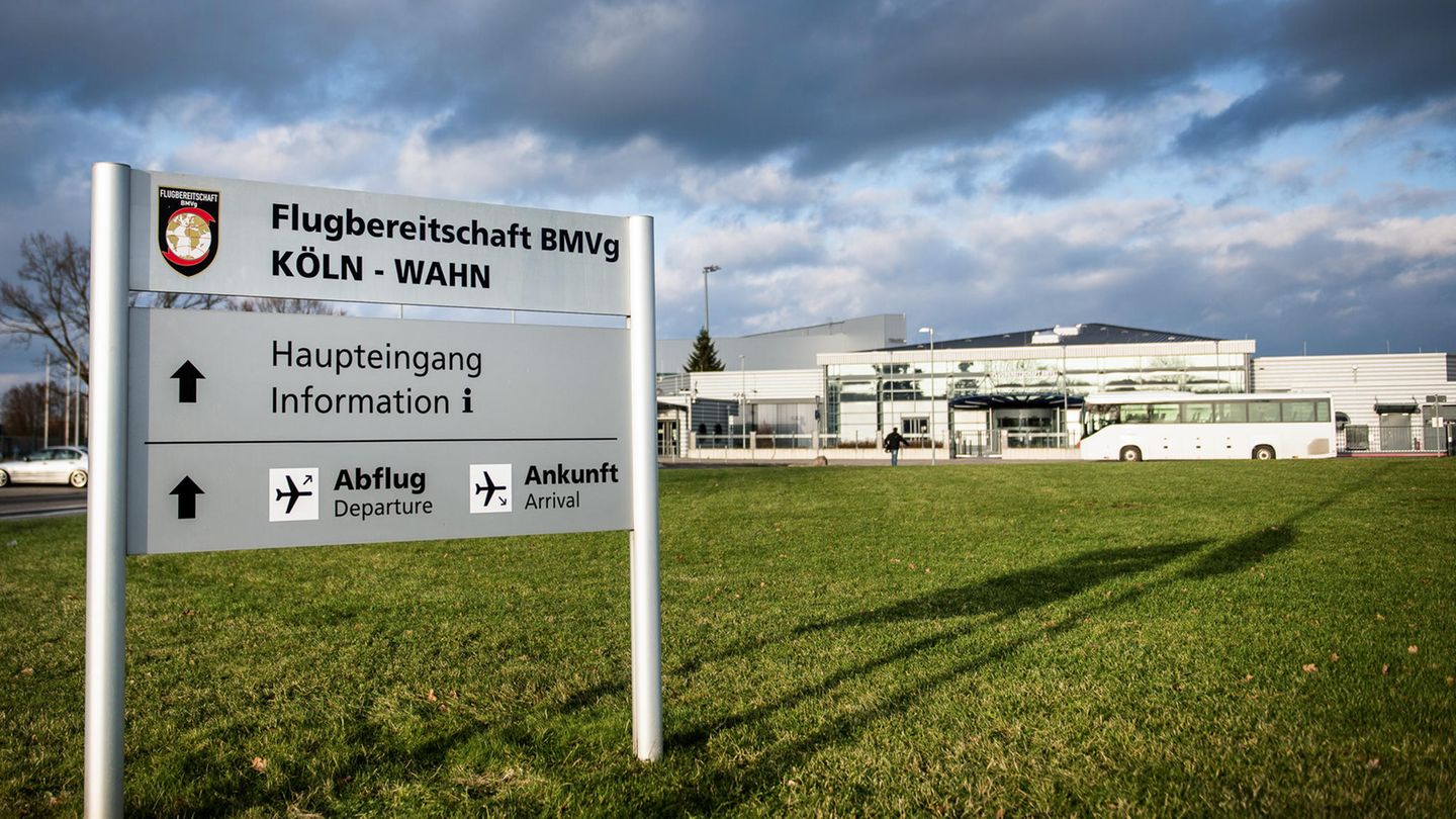 Ein Schild mit der Aufschrift "Flugbereitschaft MBVg Köln" steht am Militärflughafen Köln-Wahn in Köln (Nordrhein-Westfalen). Nach dem ersten nachgewiesenen Coronavirus-Patienten in Nordrhein-Westfalen wird ein Soldat als Kontaktperson des Erkrankten auf eine mögliche Infektion getestet.
