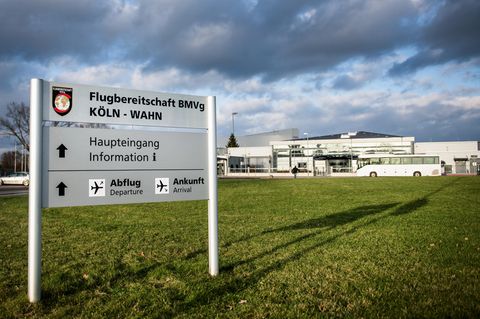 Ein Schild mit der Aufschrift "Flugbereitschaft MBVg Köln" steht am Militärflughafen Köln-Wahn in Köln (Nordrhein-Westfalen). Nach dem ersten nachgewiesenen Coronavirus-Patienten in Nordrhein-Westfalen wird ein Soldat als Kontaktperson des Erkrankten auf eine mögliche Infektion getestet.