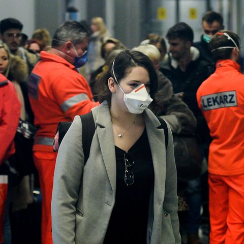 Passagierin mit Schutzmaske