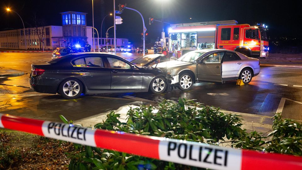 Nachrichten aus Deutschland: zwei demolierte Autos stehen auf einer Kreuzung