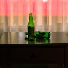 Zwei Bierflaschen auf einem Tisch