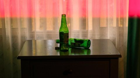 Zwei Bierflaschen auf einem Tisch