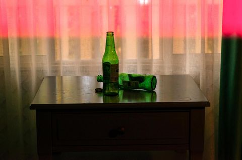 Zwei Bierflaschen auf einem Tisch