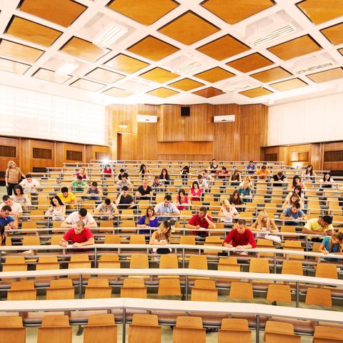Ein Hörsaal einer Universität, Studierende schreiben eine Klausur