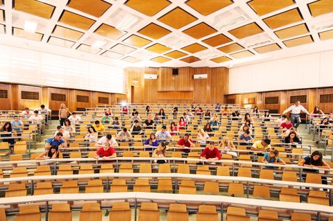 Ein Hörsaal einer Universität, Studierende schreiben eine Klausur