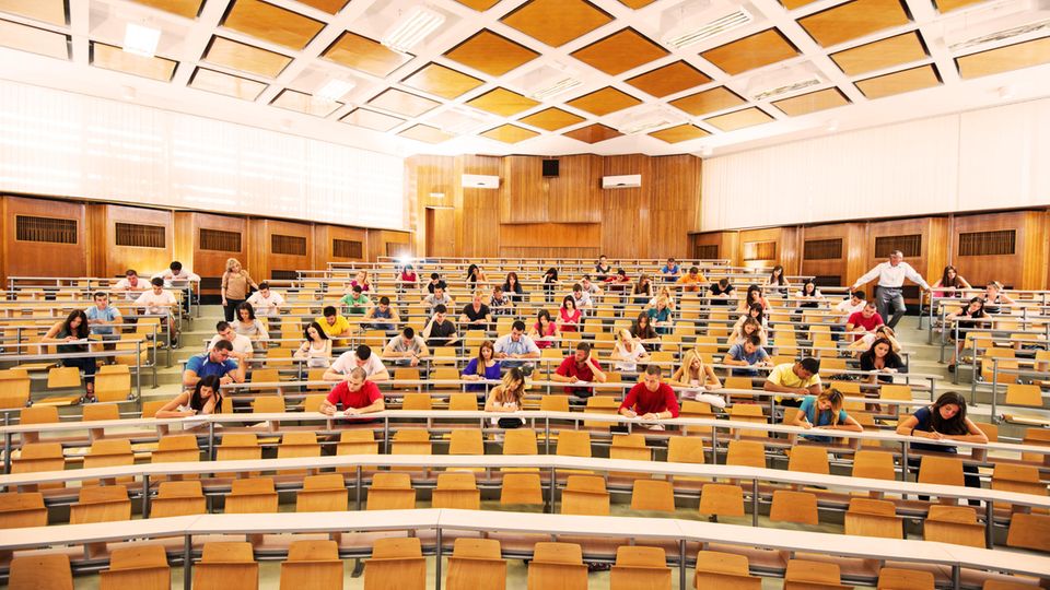 Ein Hörsaal einer Universität, Studierende schreiben eine Klausur
