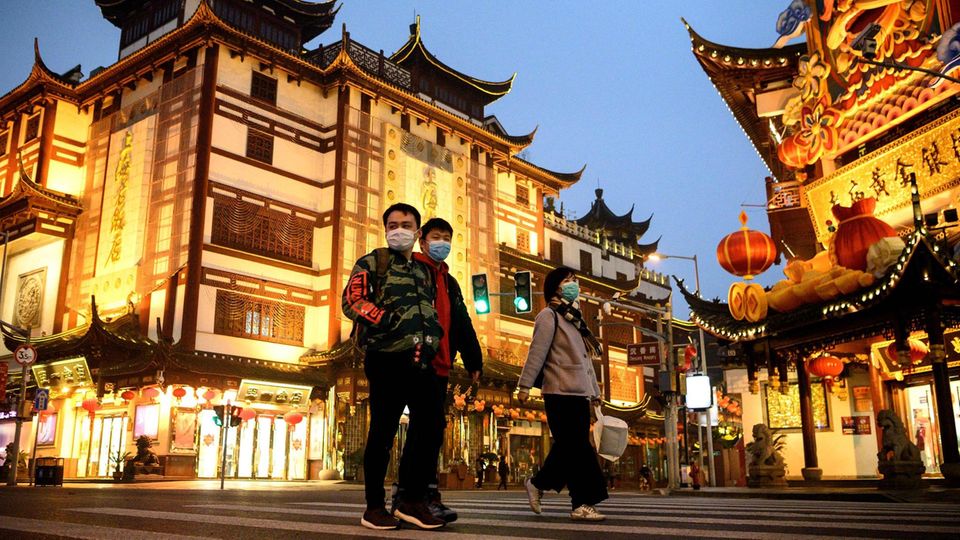 Menschen in Shanghai (China) tragen Mundschutz um sich vor dem Coronavirus zu schützen