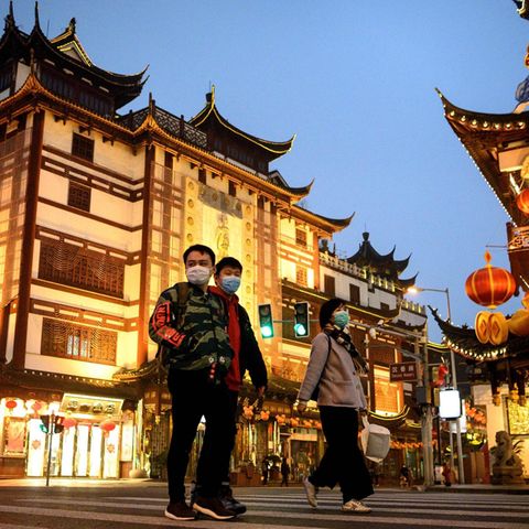 Menschen in Shanghai (China) tragen Mundschutz um sich vor dem Coronavirus zu schützen