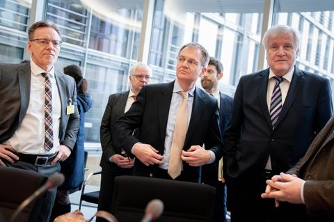 Berlin: Horst Seehofer zu Beginn der Sondersitzung des Innenausschusses des Bundestages zum Anschlag in Hanau