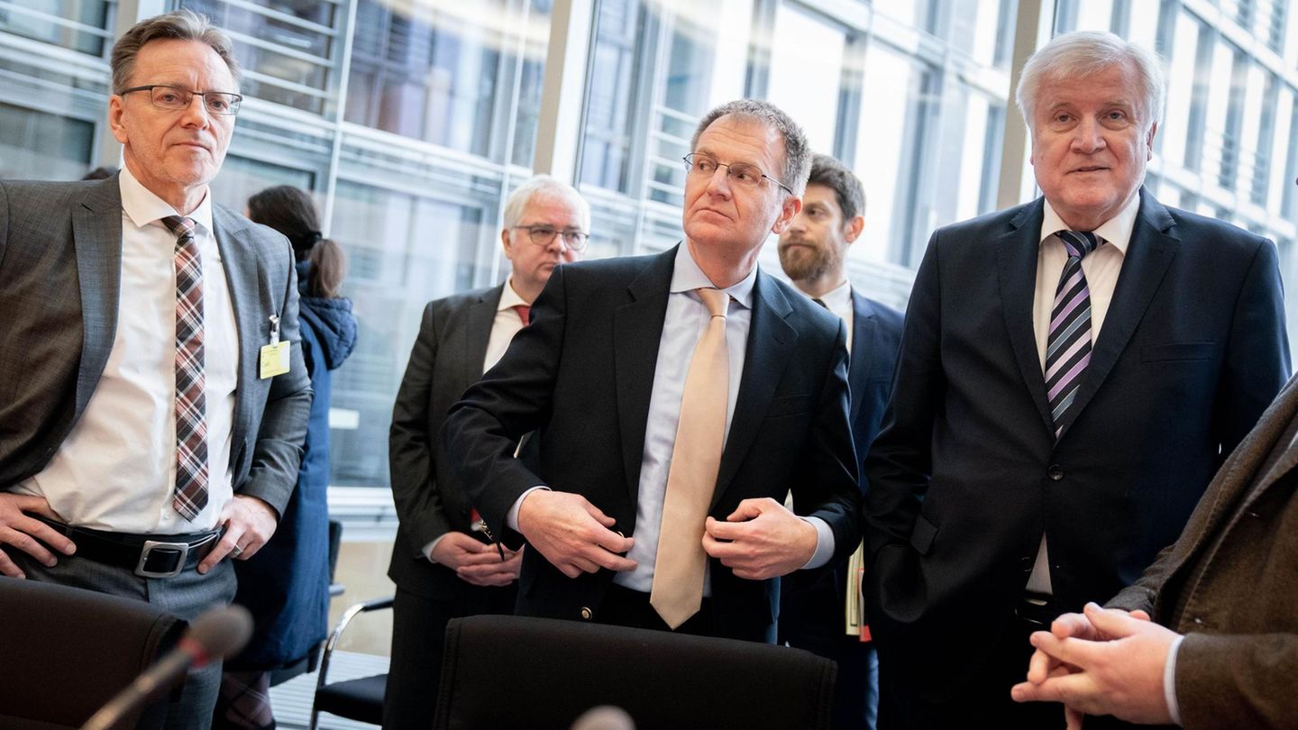 Berlin: Horst Seehofer zu Beginn der Sondersitzung des Innenausschusses des Bundestages zum Anschlag in Hanau