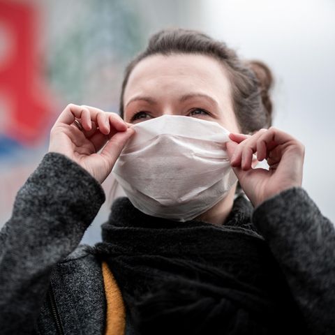 Coronavirus in Deutschland: Eine Frau trägt eine Mundschutzmaske