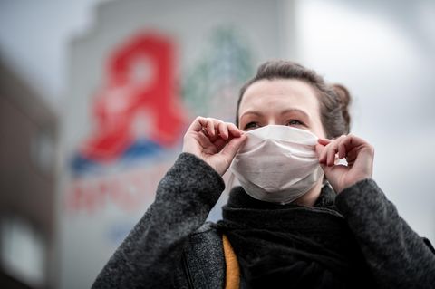 Coronavirus in Deutschland: Eine Frau trägt eine Mundschutzmaske