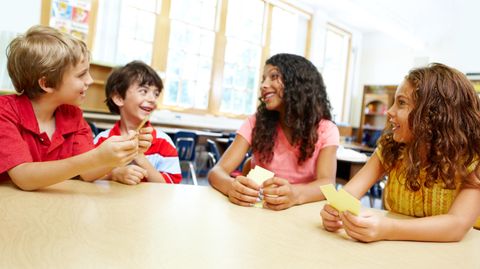 Schüler spielen ein Kartenspiel