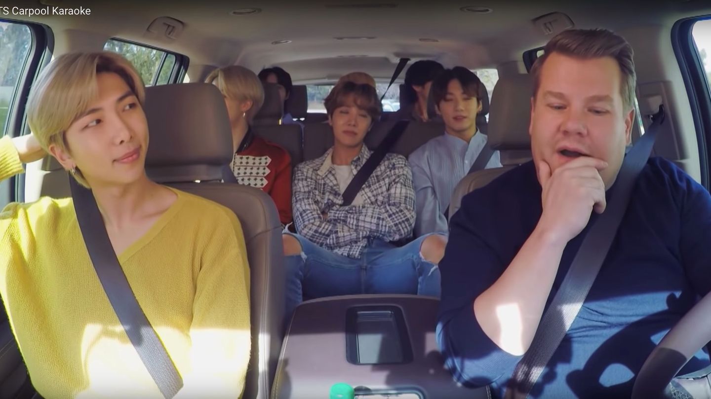 Die sieben K-Pop-Stars und James Corden im Auto