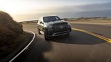 Langgezogene Kurven nimmt der Mercedes-AMG GLS 63 4Matic+locker