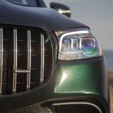 Der mächtige Kühlergrill wirkt im Rückspiegel imposant